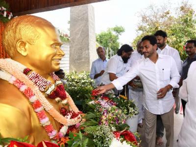 CM YS Jagan Pays Tributes To YS Rajasekhar Reddy On Death Anniversary Pics